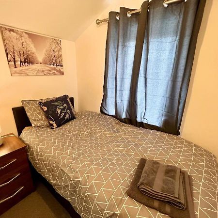 4 Bedroom Terrace House Wellingborough Bagian luar foto