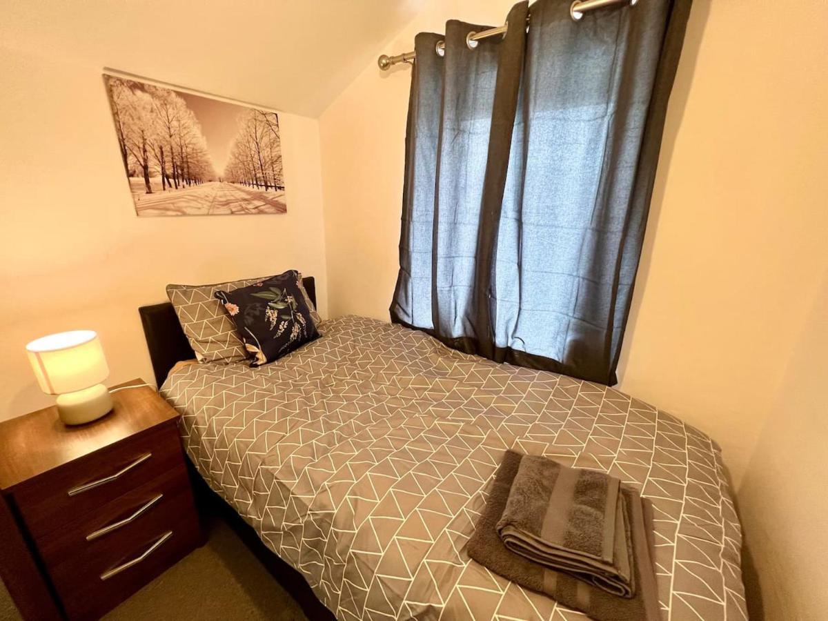 4 Bedroom Terrace House Wellingborough Bagian luar foto