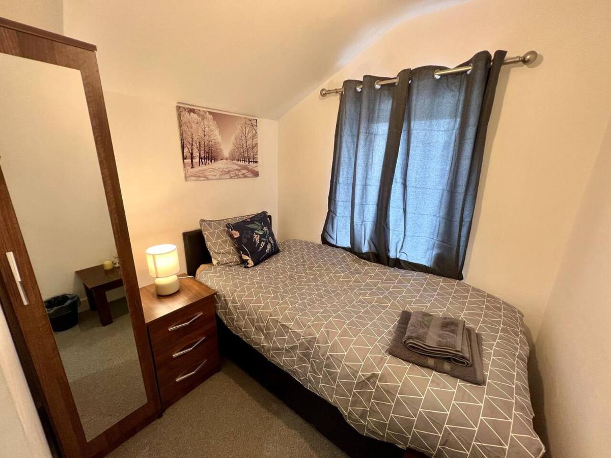 4 Bedroom Terrace House Wellingborough Bagian luar foto