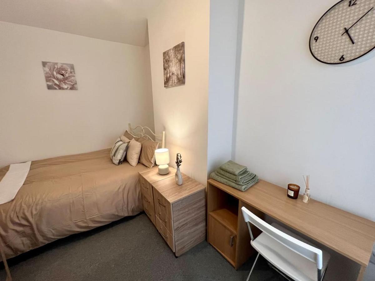 4 Bedroom Terrace House Wellingborough Bagian luar foto