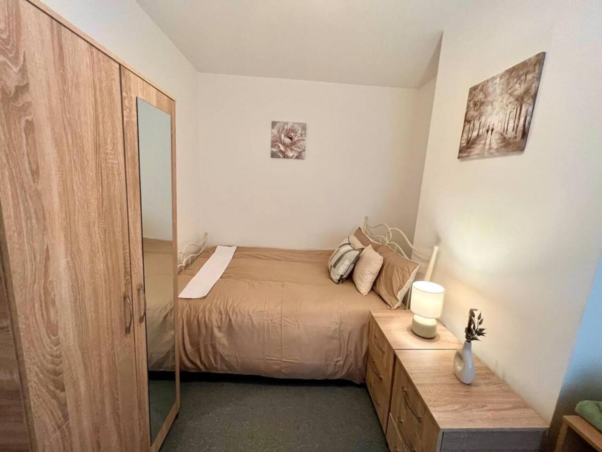 4 Bedroom Terrace House Wellingborough Bagian luar foto