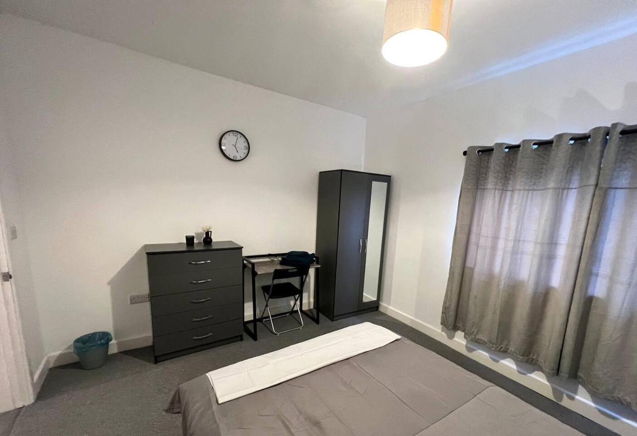 4 Bedroom Terrace House Wellingborough Bagian luar foto