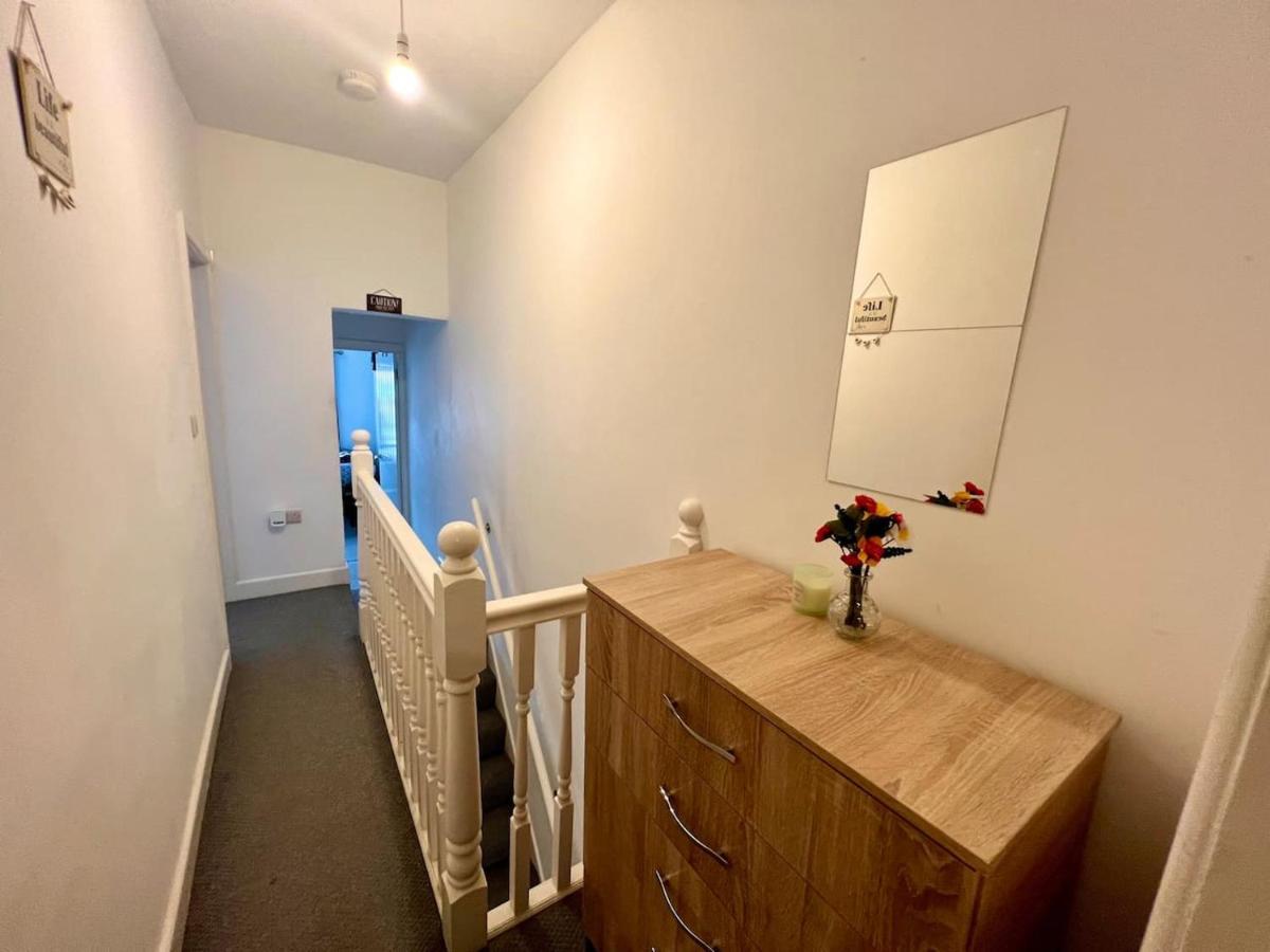 4 Bedroom Terrace House Wellingborough Bagian luar foto