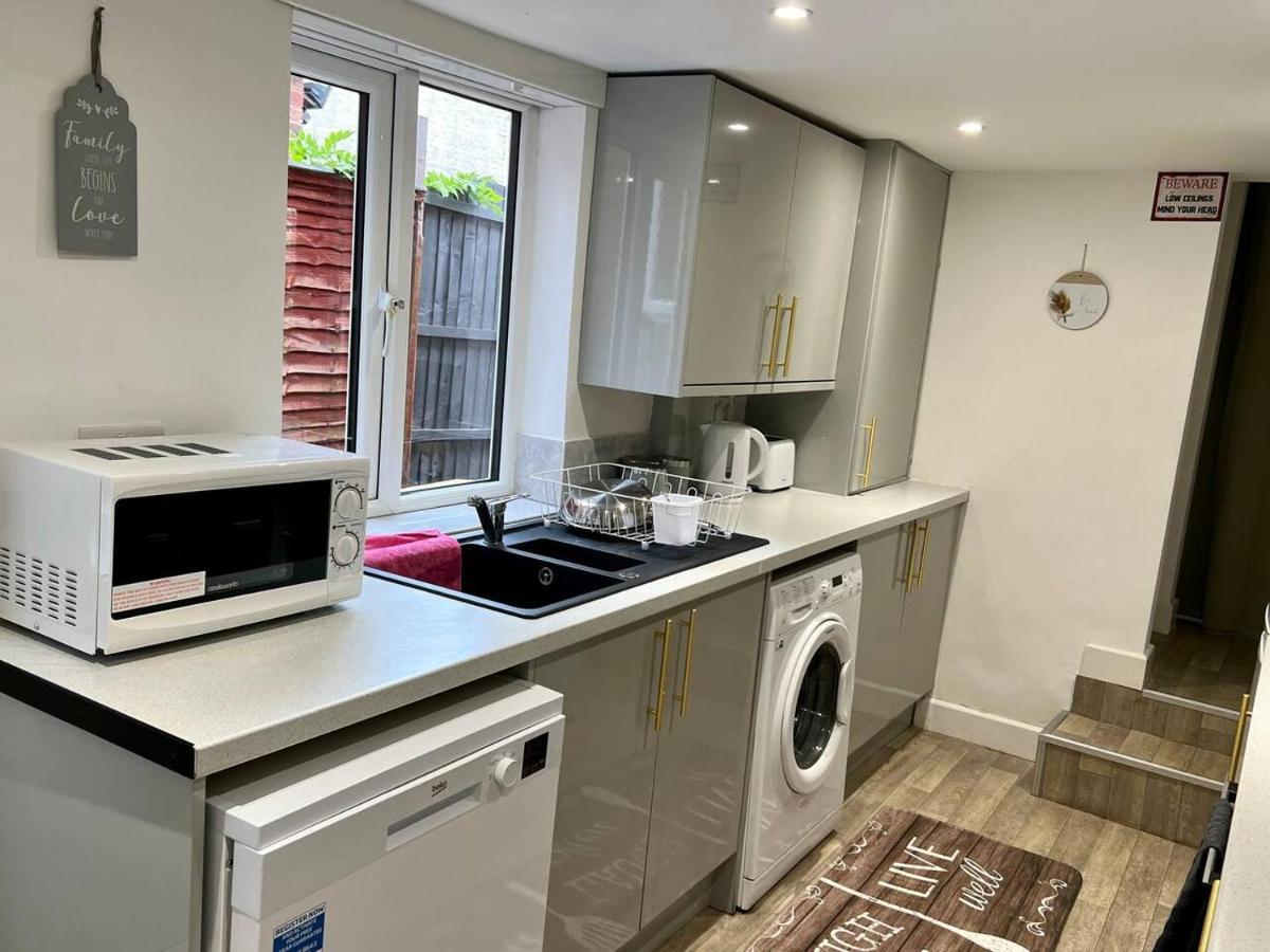 4 Bedroom Terrace House Wellingborough Bagian luar foto